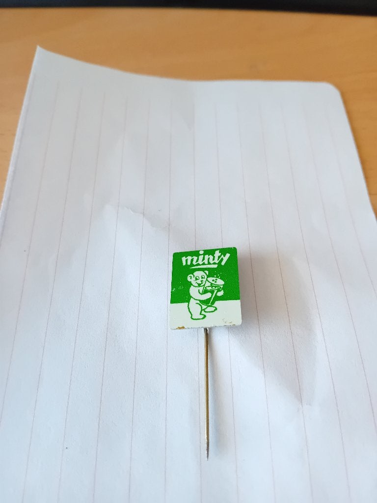 Pin - MINTY, Ophalen of Verzenden, Zo goed als nieuw, Figuurtje, Speldje of Pin