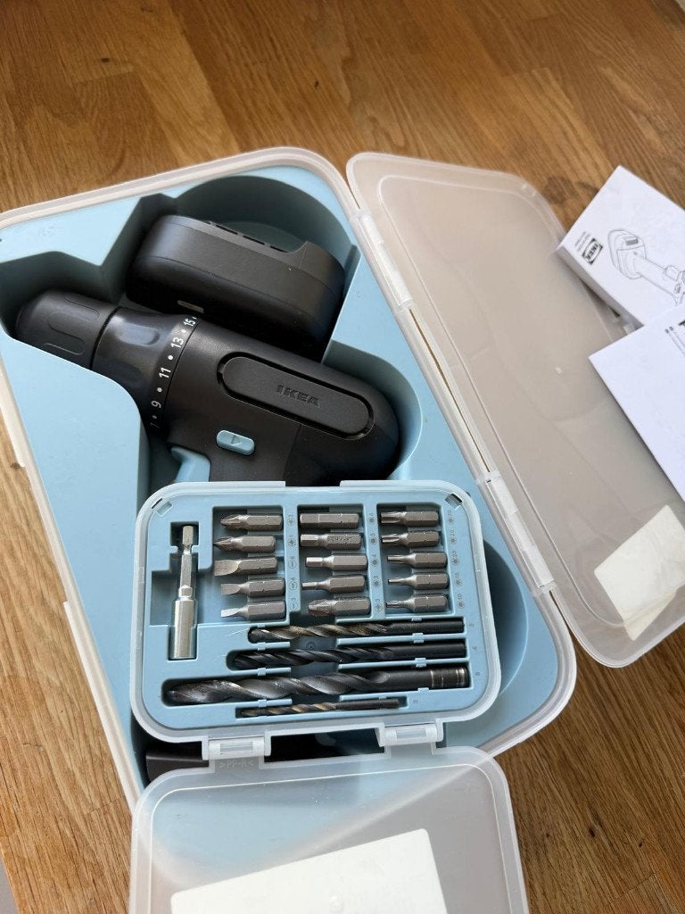 IKEA TRIXIG 12V boormachine + 20-delige bit- en borenset, Ophalen, Zo goed als nieuw, Boormachine