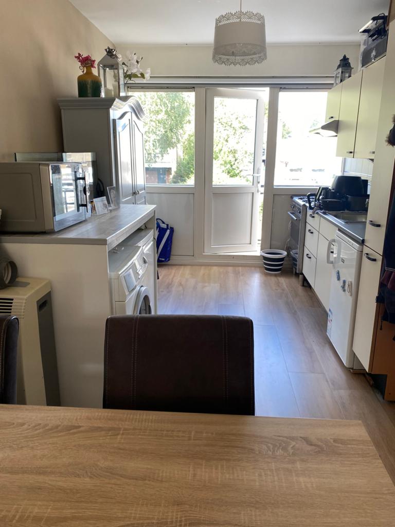 Te huur grote etage met  badkammer en 2 balkons,, Huizen en Kamers