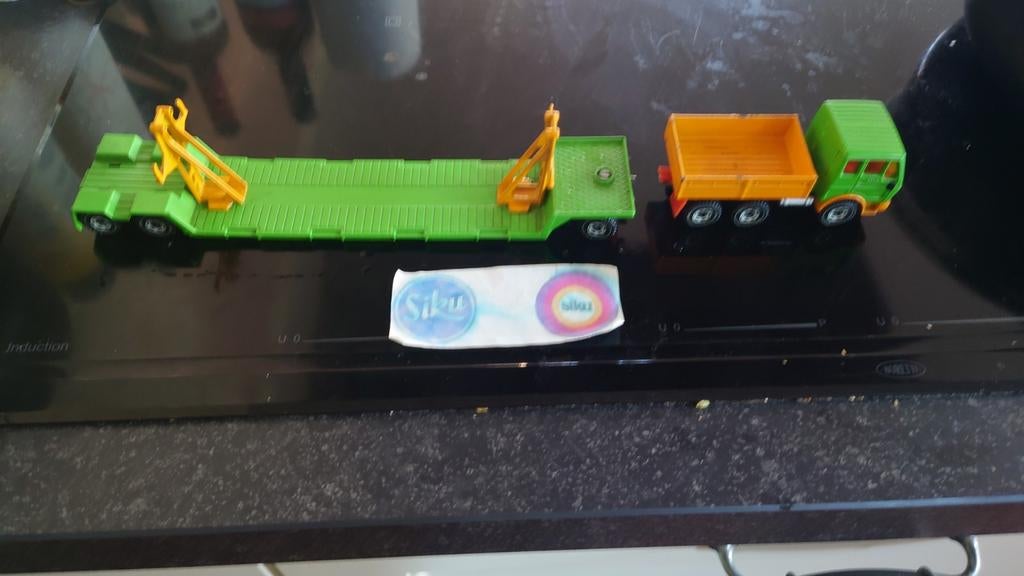 Siku Mercedes Benz 2232 bakwagen met dieplader 3713, Hobby en Vrije tijd, Modelauto's | 1:50, Ophalen of Verzenden, Gebruikt, Bus of Vrachtwagen