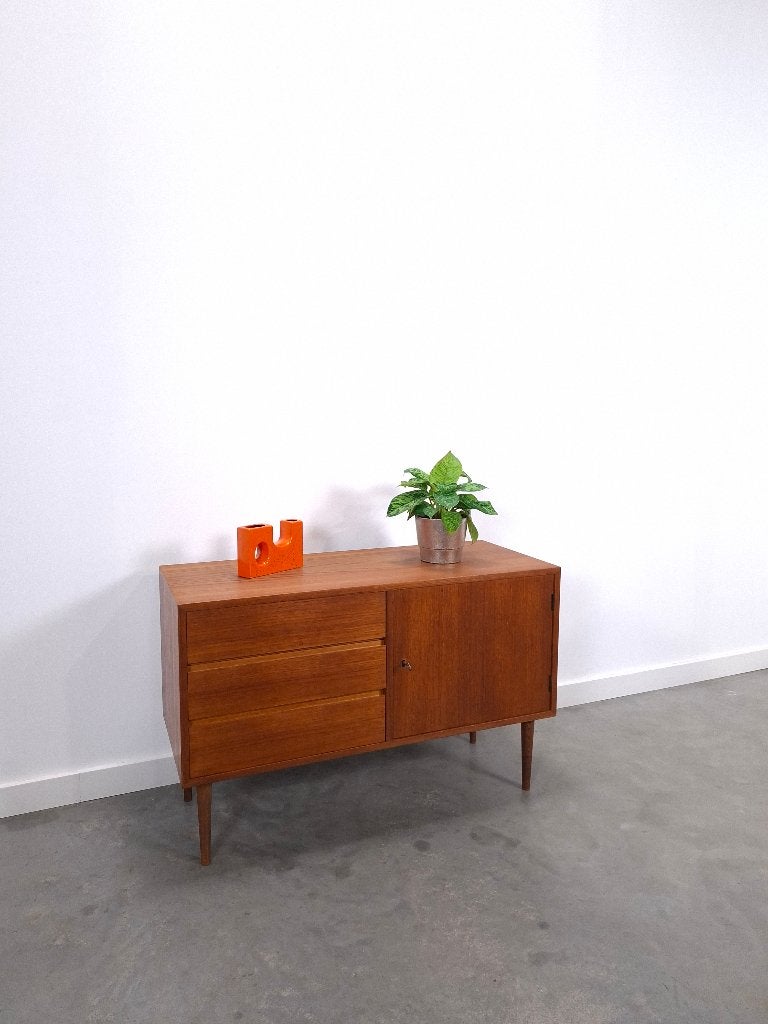 Vintage teak kast jaren 60, sideboard met 3 lades en deur, Teakhout, Gebruikt, 100 tot 150 cm, Ophalen of Verzenden