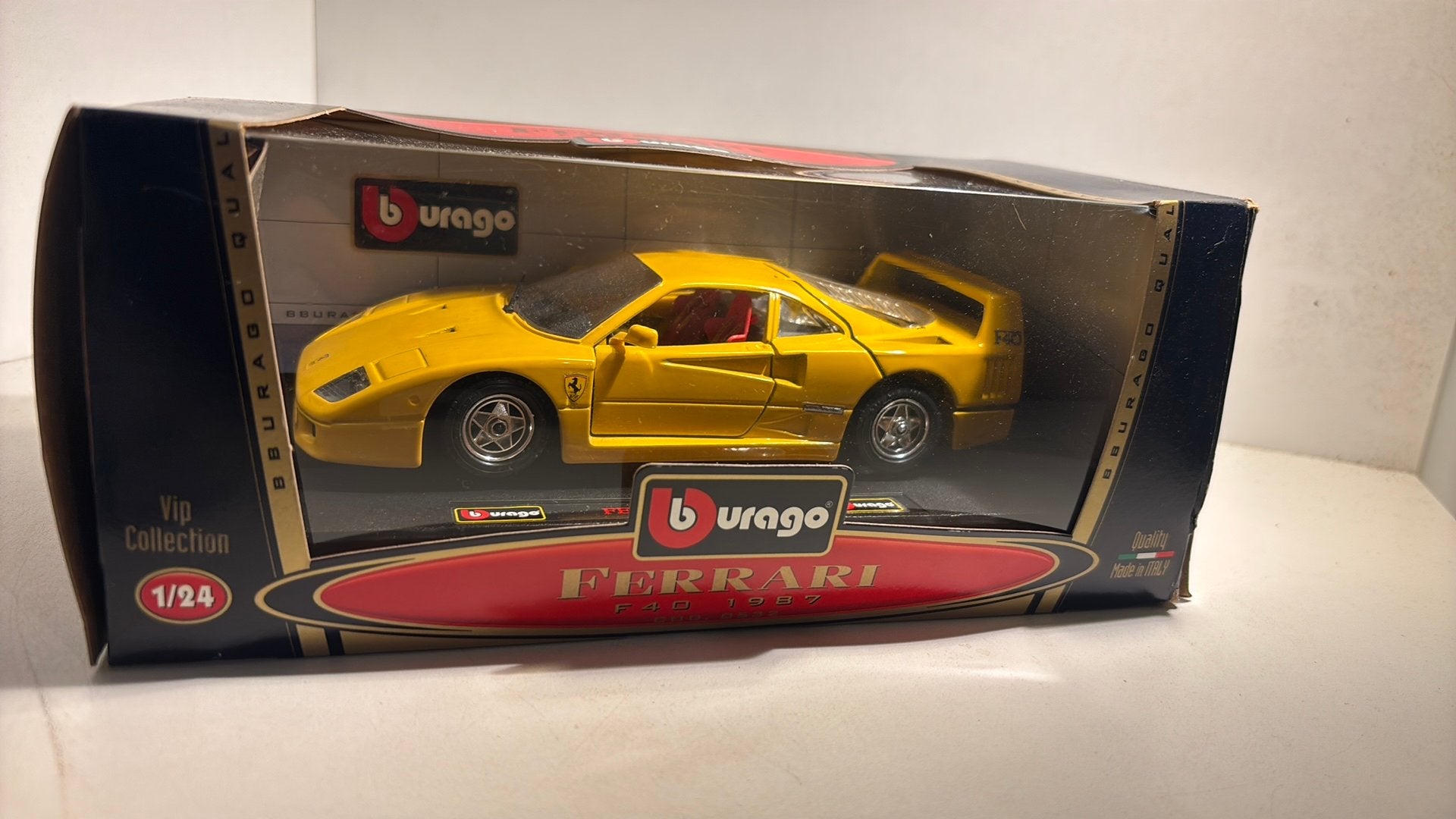 Ferrari f40 yellow bburago 1.24, Hobby en Vrije tijd, Ophalen of Verzenden, Bburago, A, A