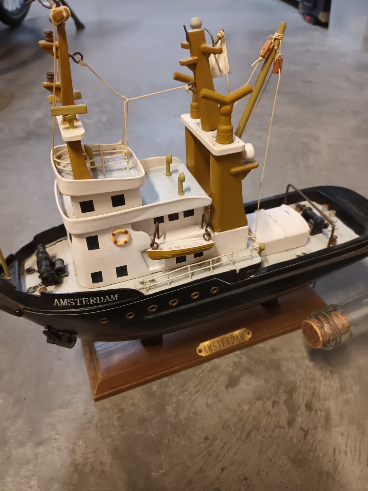 Model sleepboot Amsterdam + gratis zeilschip in fles, Ophalen