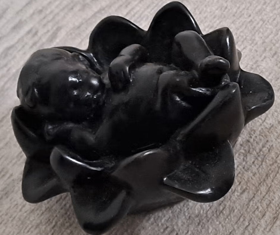 Zwart beeldje van slapende baby in lotusbloem, Ophalen of Verzenden, Beeld, Minder dan 20 cm, Zwart