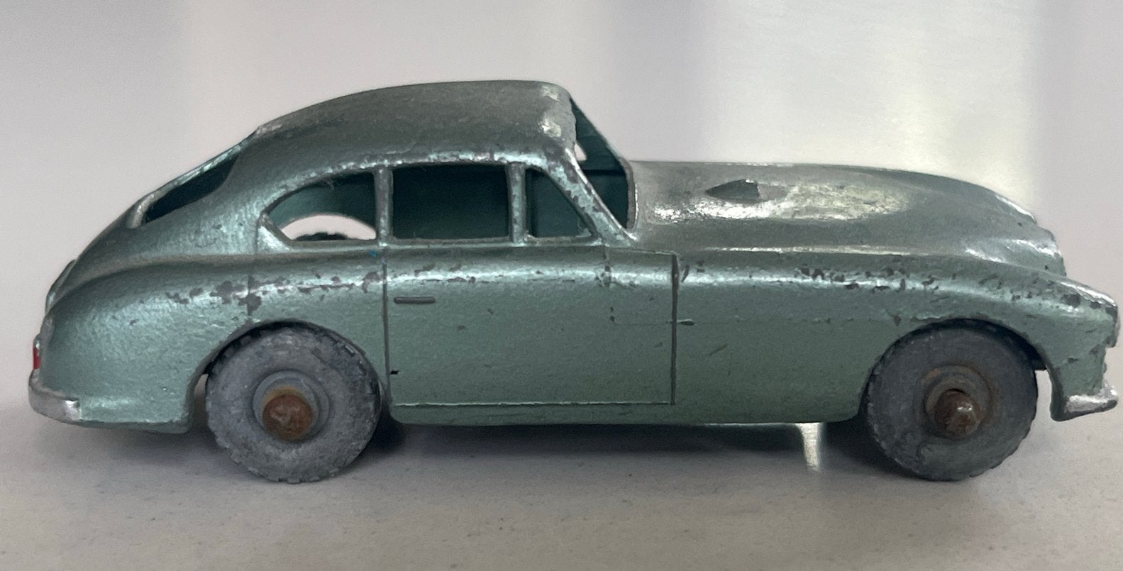 Vintage Aston Martin Dinky Toy - Made in England by Lesney, Ophalen of Verzenden, Gebruikt, Auto