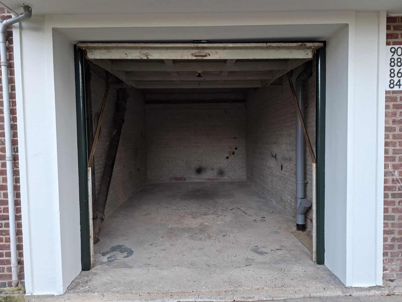 TE HUUR GARAGEBOX ZWIJNDRECHT.