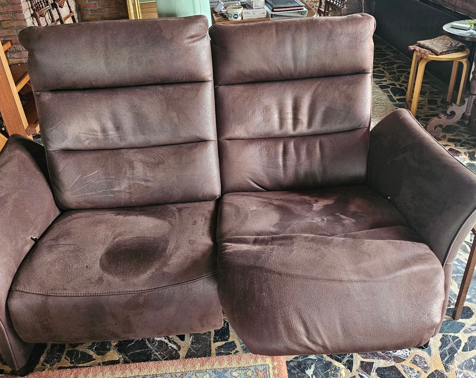 Comfortabele bruine tweezitsbank met relaxfunctie, Huis en Inrichting, Banken | Bankstellen, Ophalen, Gebruikt, 150 tot 200 cm