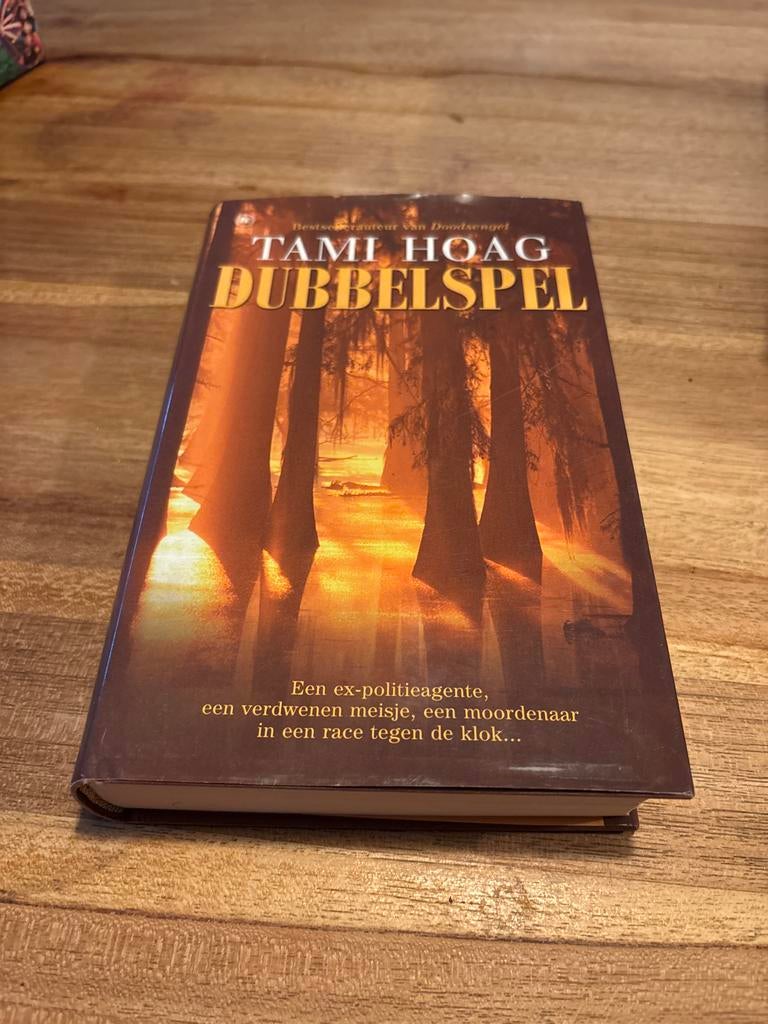 Dubbelspel - Tami Hoag (Thriller), Boeken, Romans, Gelezen, Amerika, Ophalen of Verzenden