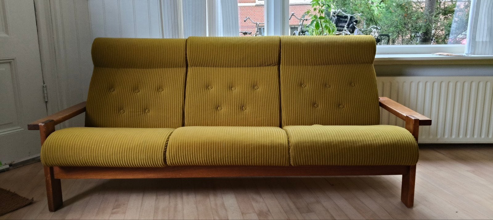 Vintage driezitsbank - Okergeel ribfluweel en hout, Huis en Inrichting, Hout, Gebruikt, 150 tot 200 cm, Driepersoons