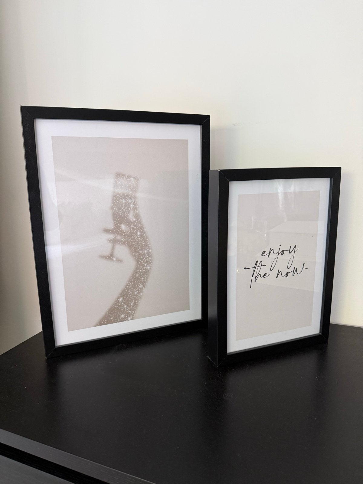 Set van 2 zwarte fotolijsten met Desenio afbeeldingen, Gebruikt, Ophalen of Verzenden, Fotolijst, Met afbeelding