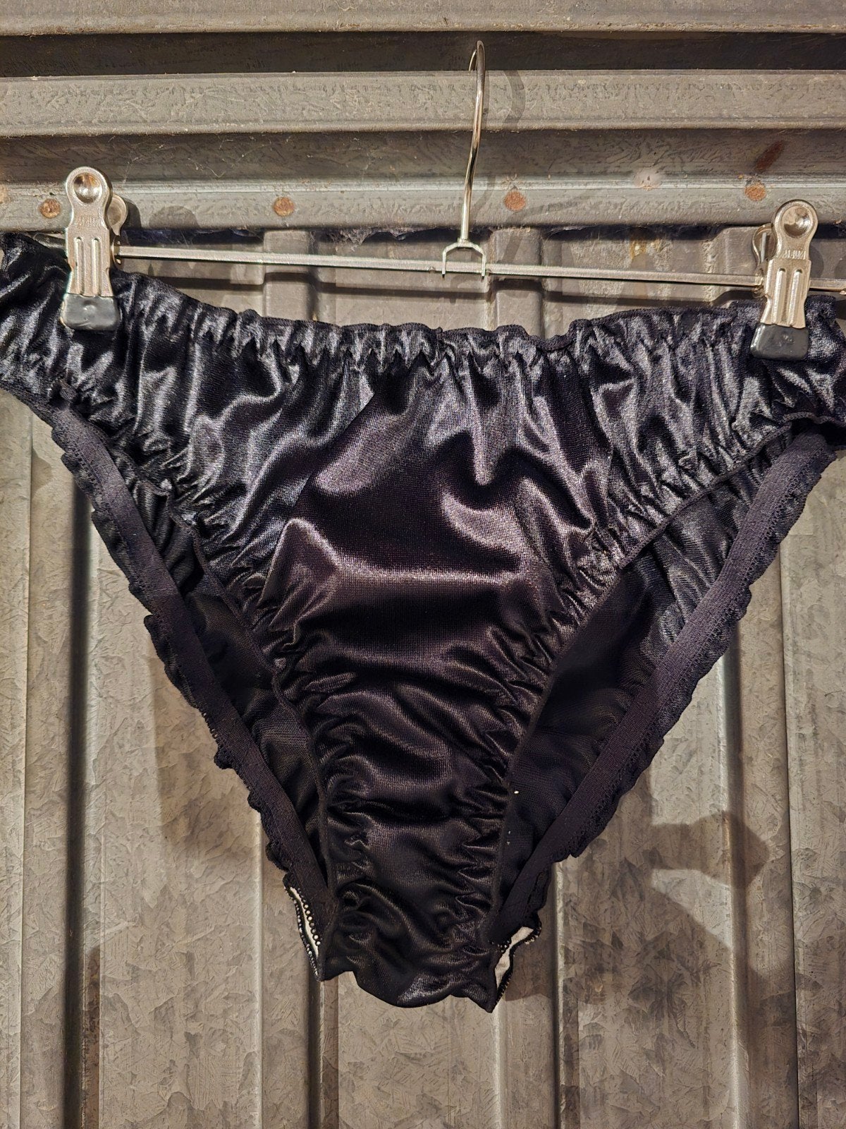 Zwarte satijnen slip met ruches, Kleding | Dames, Ondergoed en Lingerie, Onbekend, Verzenden, Zwart, Slip