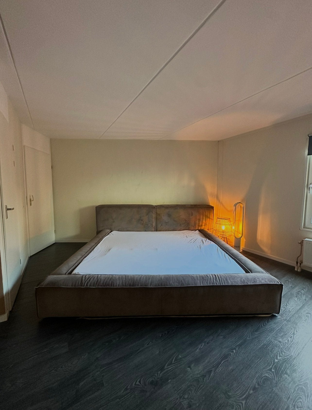 Westwing Bed 200x200 - Nieuwstaat - Nieuwprijs €1.400, Huizen en Kamers, Kamers te huur