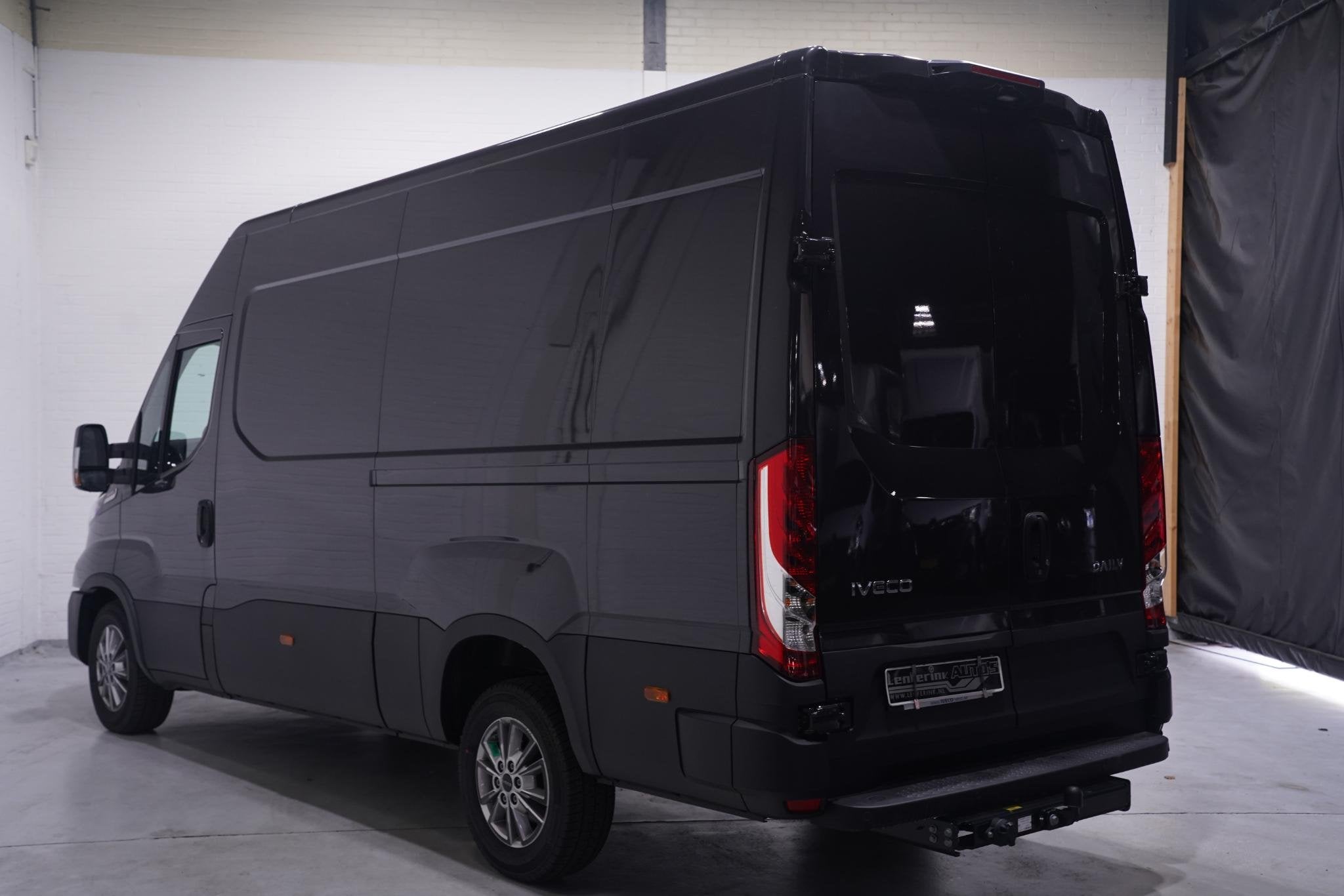 Iveco Daily 35S21 210 pk L2H2 Aut. Ook als 180 pk op voorraa, Auto's, Bestelauto's, Automaat, Gebruikt, Zwart, 4 cilinders