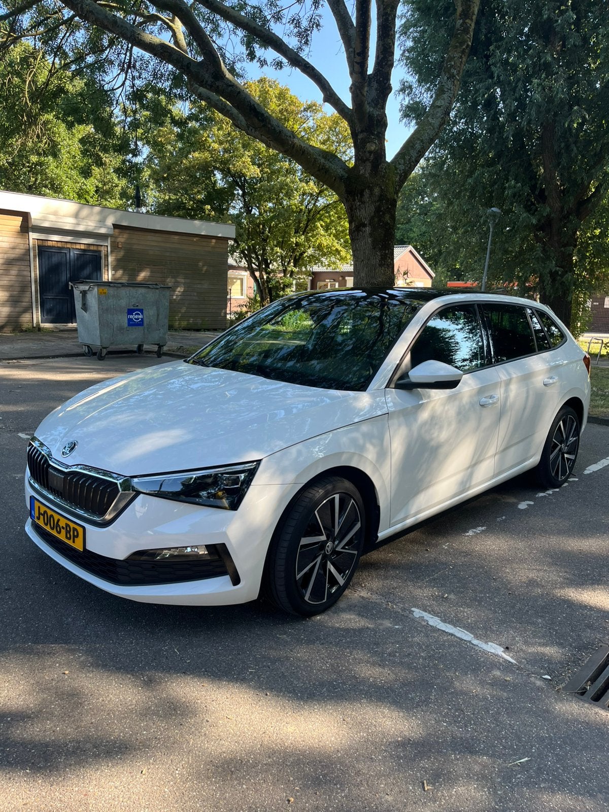 Skoda Scala 1.0 TSI DSG Sport Business Greentech Pano Leer, Auto's, Skoda, Scala, Zwart, 4 cilinders, 610 kg