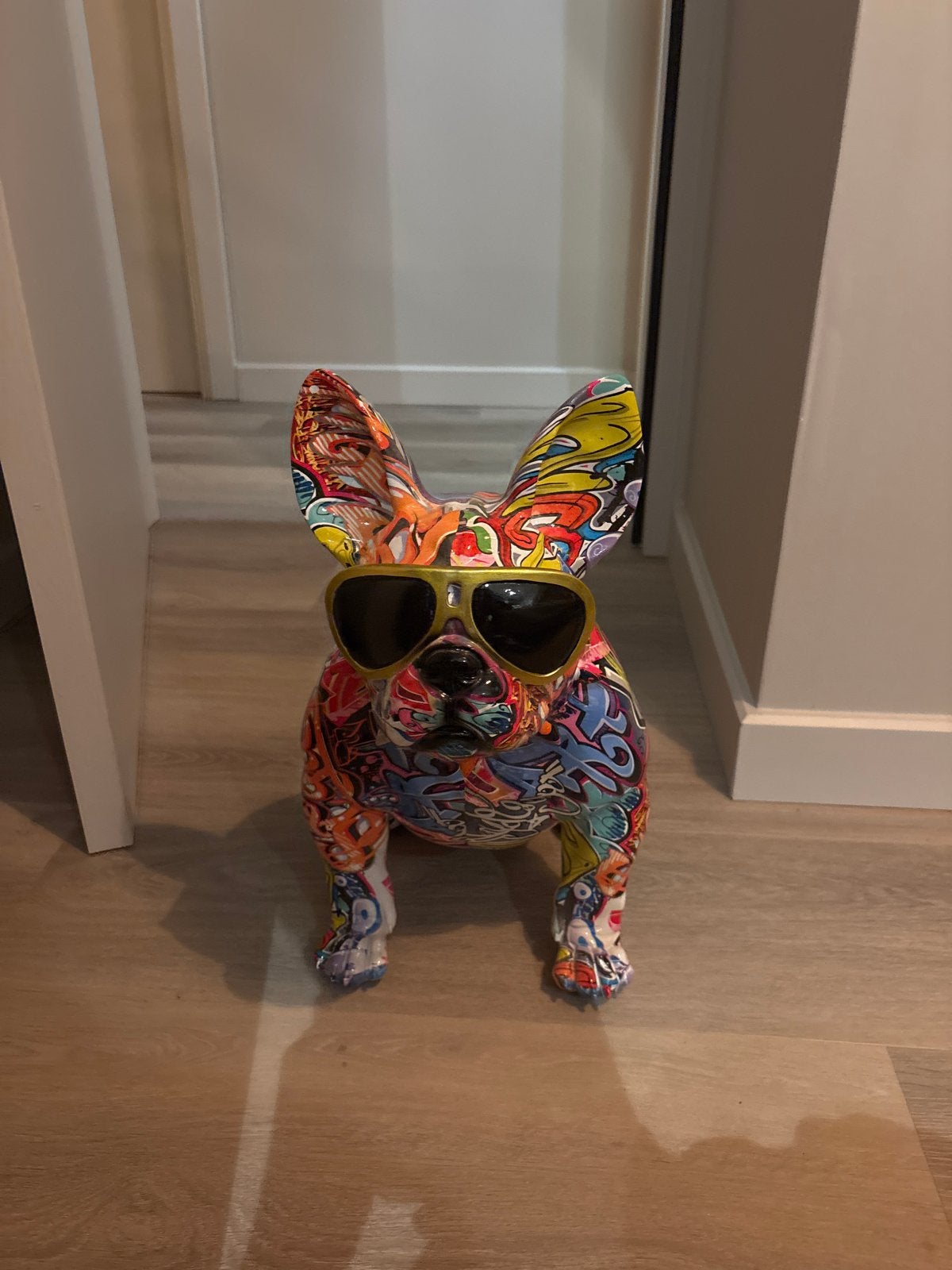 Kleurrijk Frans Bulldog Beeld met Zonnebril, Antiek en Kunst, Kunststof, Ophalen of Verzenden, Zoogdier, 20 - 50 cm