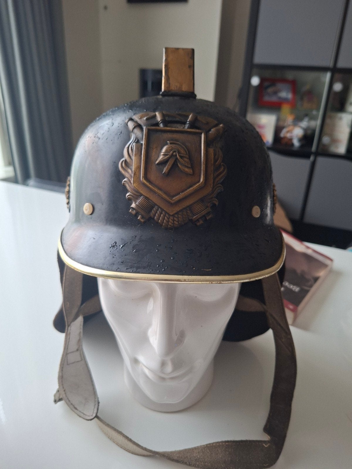 Vintage Brandweerhelm met embleem, Verzamelen, Ophalen of Verzenden, Overige soorten, Overige gebieden, Helm of Baret