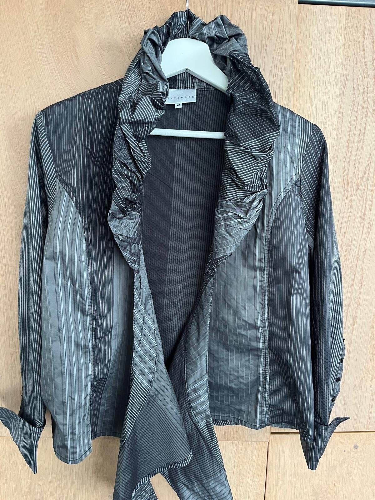 Gestreepte blouse met ruches Witteveen, Ophalen of Verzenden, Gedragen, Maat 38/40 (M), Grijs