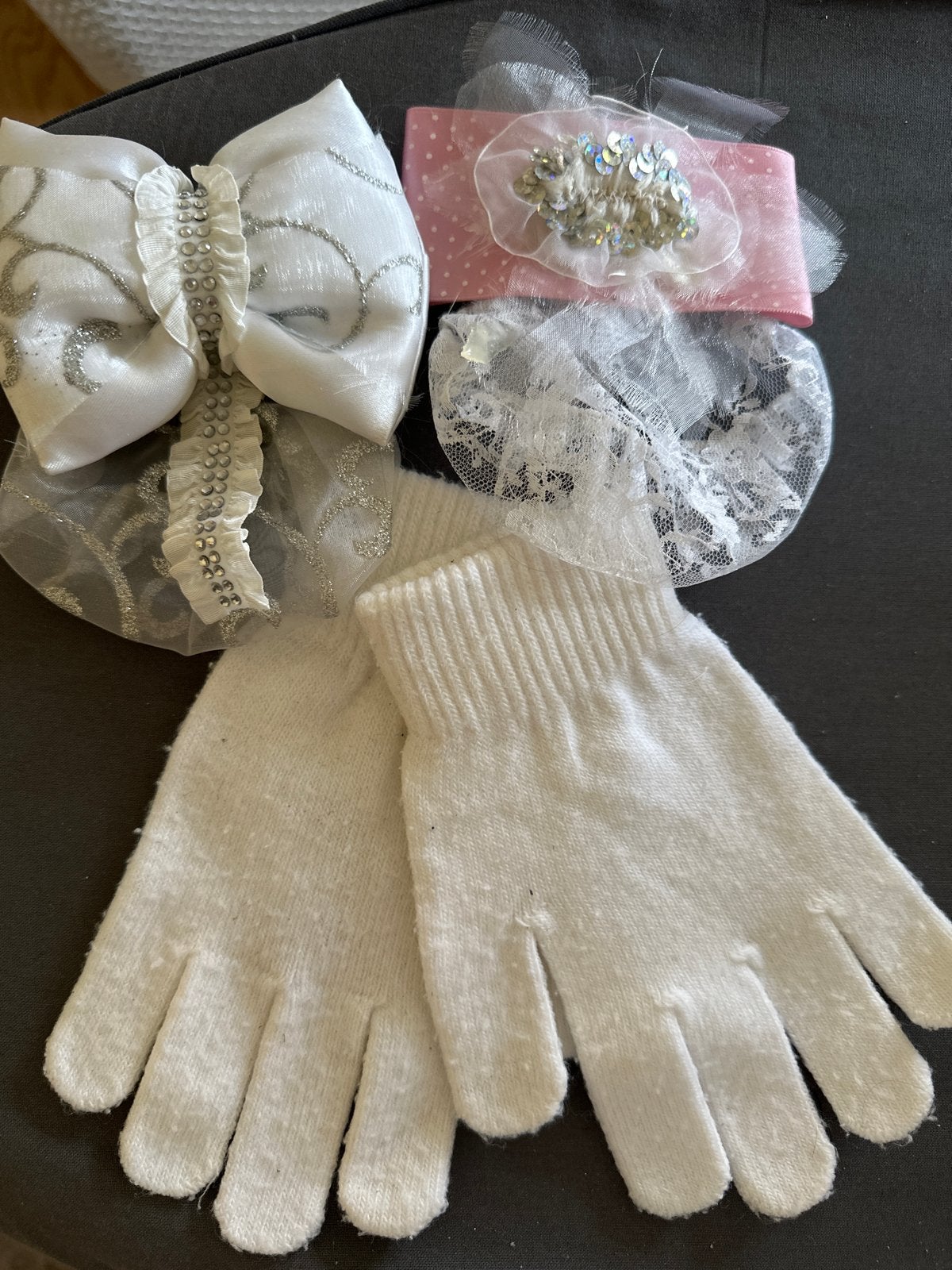 Witte handschoenen en haaraccessoires voor kinderen, Dieren en Toebehoren, Kinderen, Ophalen of Verzenden, Zo goed als nieuw, Veelzijdigheid