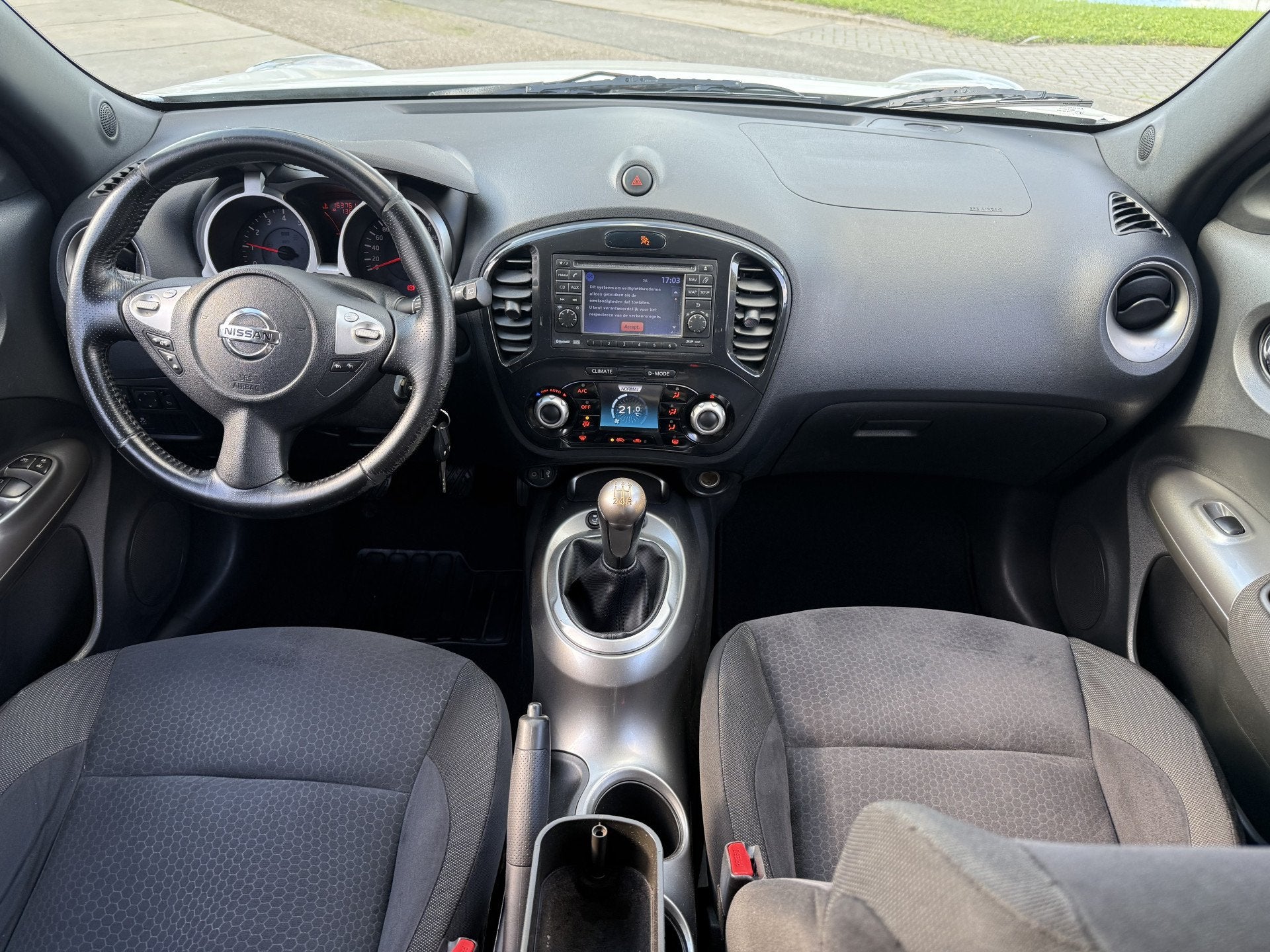 Nissan Juke 1.6 Acenta Eco * Navigatie * 1e eigenaar * NAP *, Auto's, Euro 5, Zwart, 4 cilinders, Wit