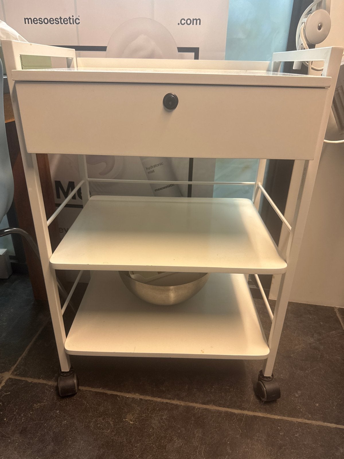 Witte trolley met lade en wieltjes, Ophalen, Gebruikt, Metaal of Aluminium, 55 tot 75 cm