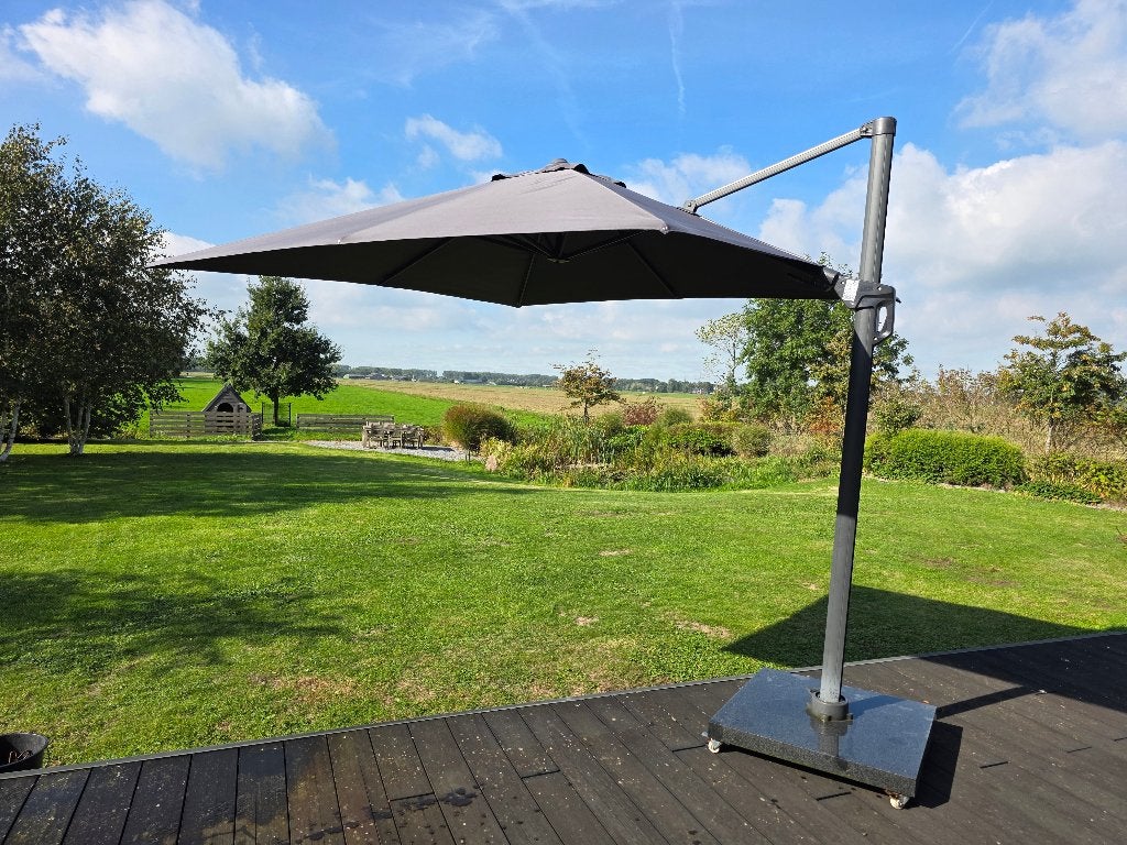 Grote zweefparasol 3x3 meter met zware graniet parasolvoet, Ophalen, Gebruikt, Zweefparasol, Kantelbaar