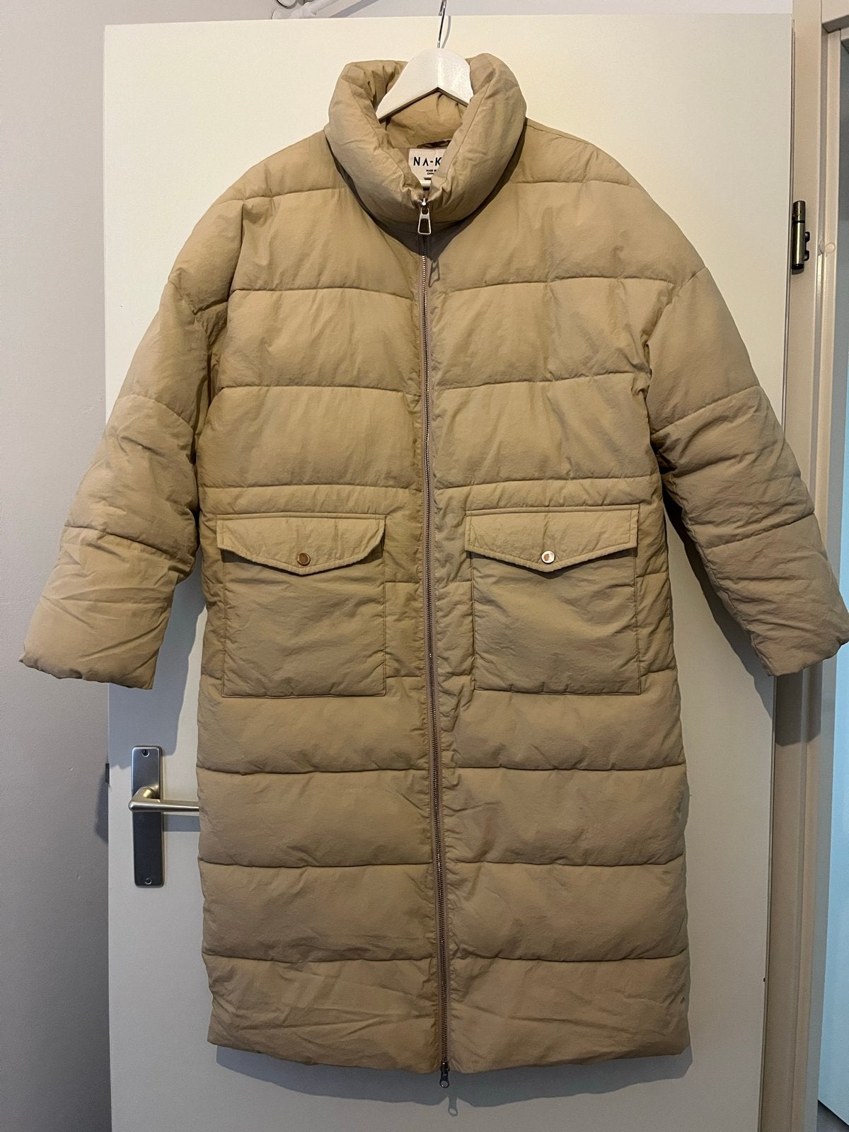 NA-KD Lange Puffer Jas - Beige, Maat 38 winterjas, Ophalen of Verzenden, Zo goed als nieuw, Maat 38/40 (M), Beige