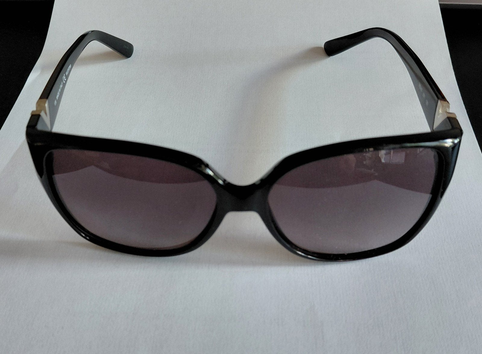 Valentino Zonnebril V624S Zwart met Hoesje, Sieraden, Tassen en Uiterlijk, Overige merken, Gebruikt, Zonnebril, Zwart