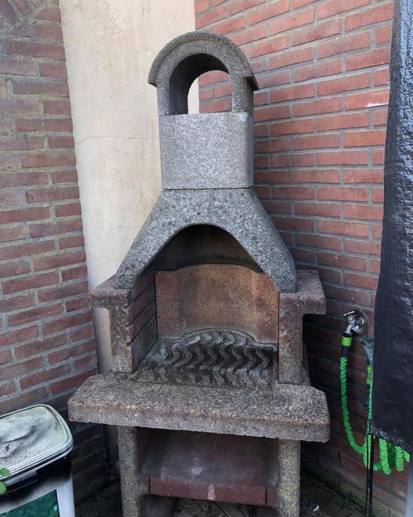 Robuuste stenen barbecue voor buiten, Tuin en Terras, Houtskoolbarbecues, Gebruikt, Ophalen