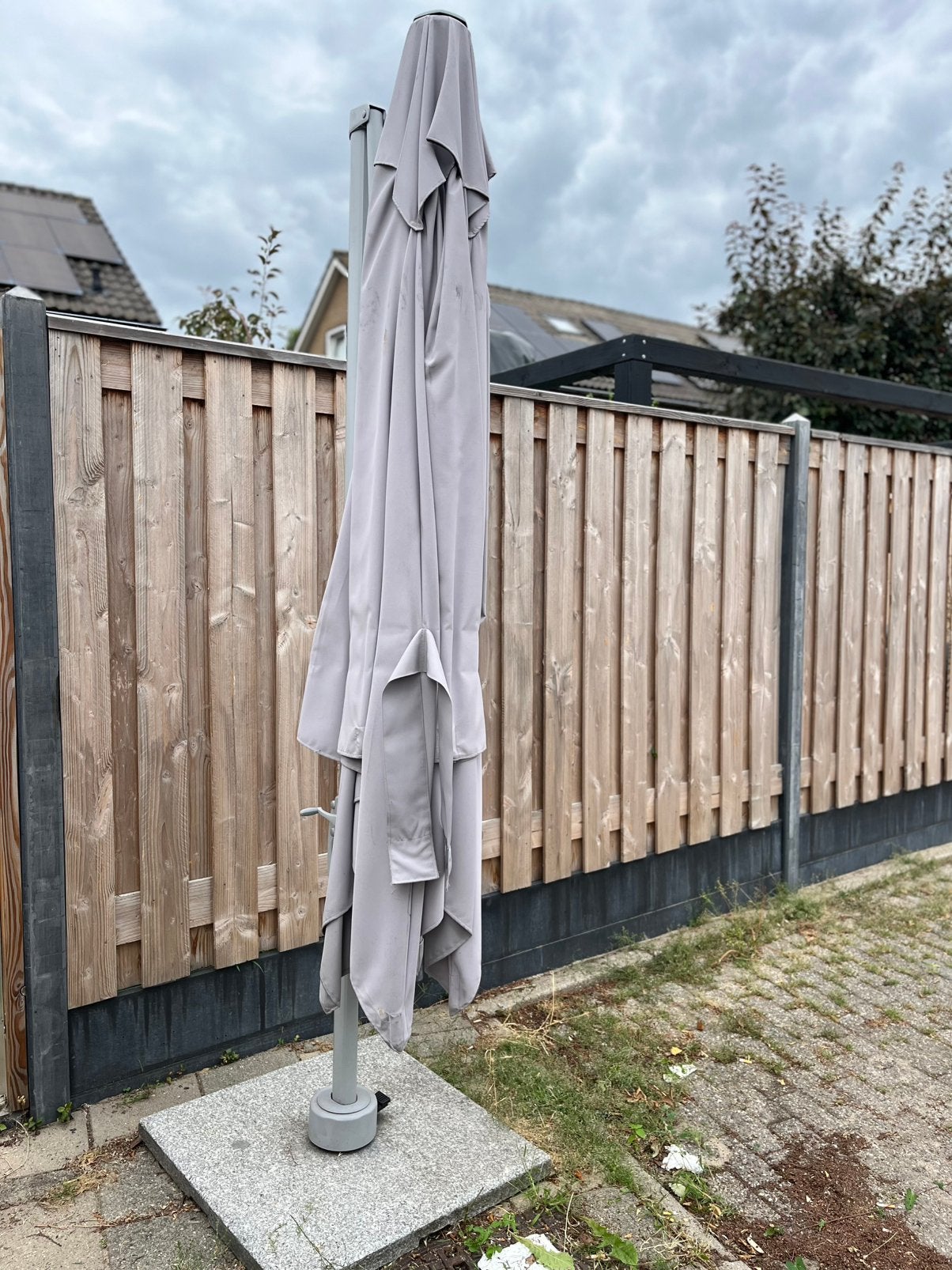 Lichtgrijze parasol met voet (3x3 meter), Ophalen, Gebruikt, Zweefparasol