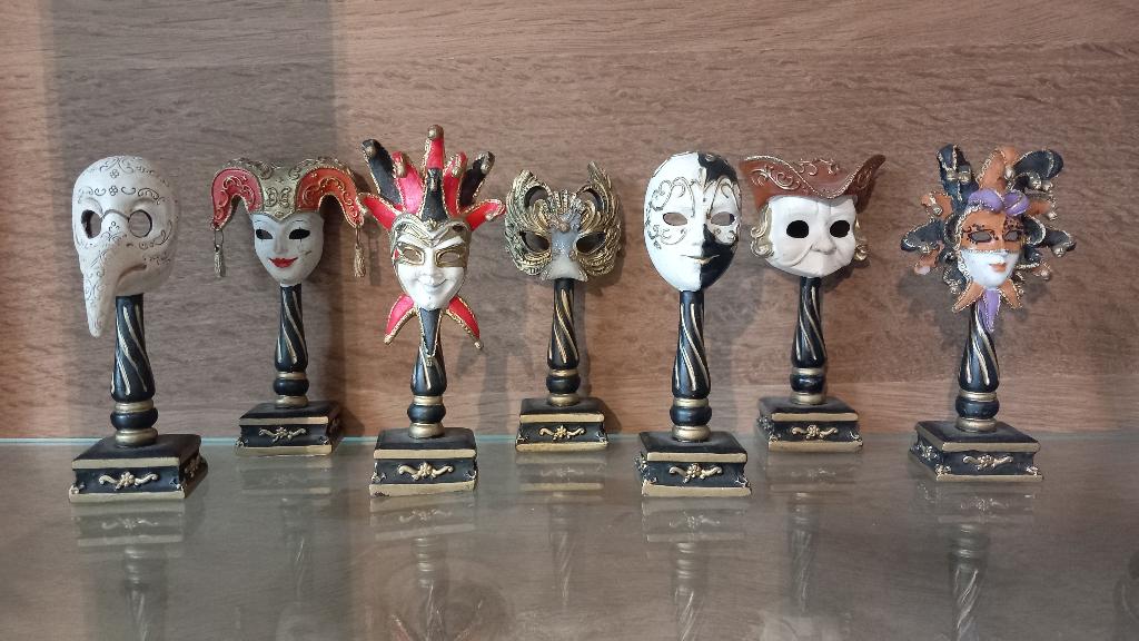 Decoratieve maskers op standaard, Ophalen
