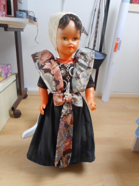 Klederdracht pop , 63 cm, Ophalen of Verzenden, Zo goed als nieuw, Pop