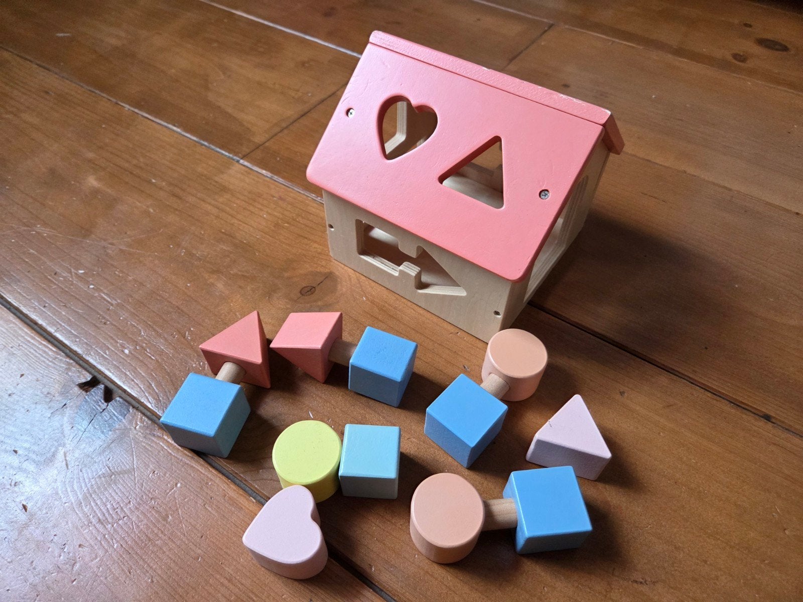 Houten Vormenstoof Roze Huisje met Blokken, Ophalen of Verzenden, Gebruikt, Overige typen