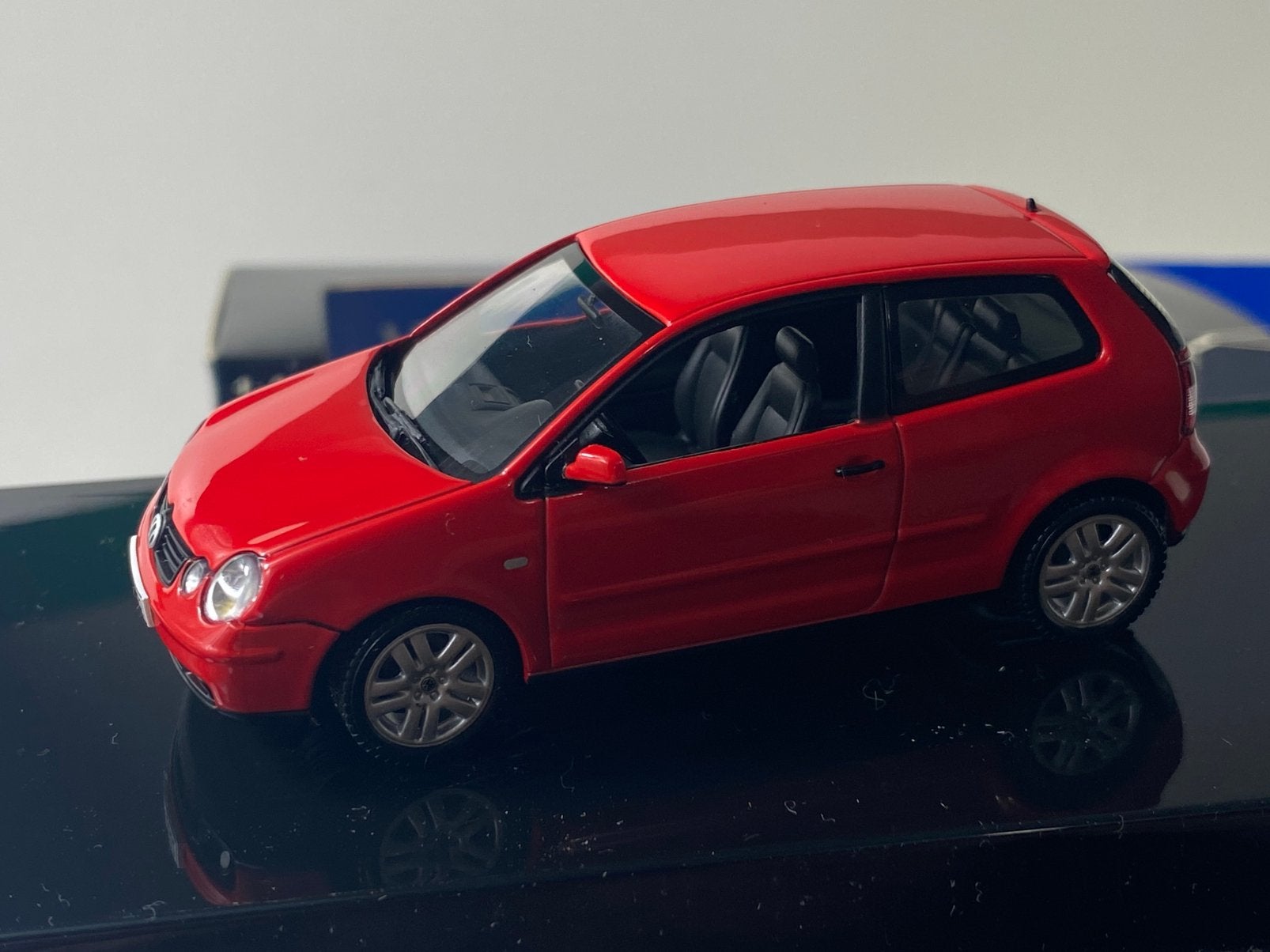 1:43 VOLKSWAGEN POLO 1.2-2003-in OVP-“steering wheels”, Ophalen of Verzenden, Nieuw, Auto, Overige merken