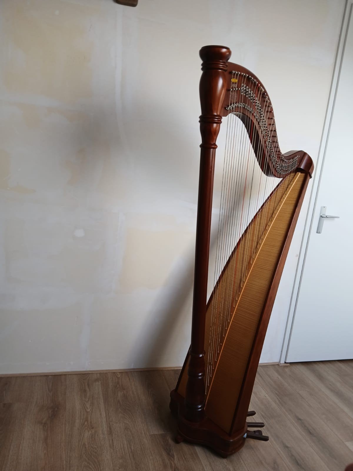 Fischer enkel pedaalharp, Ophalen