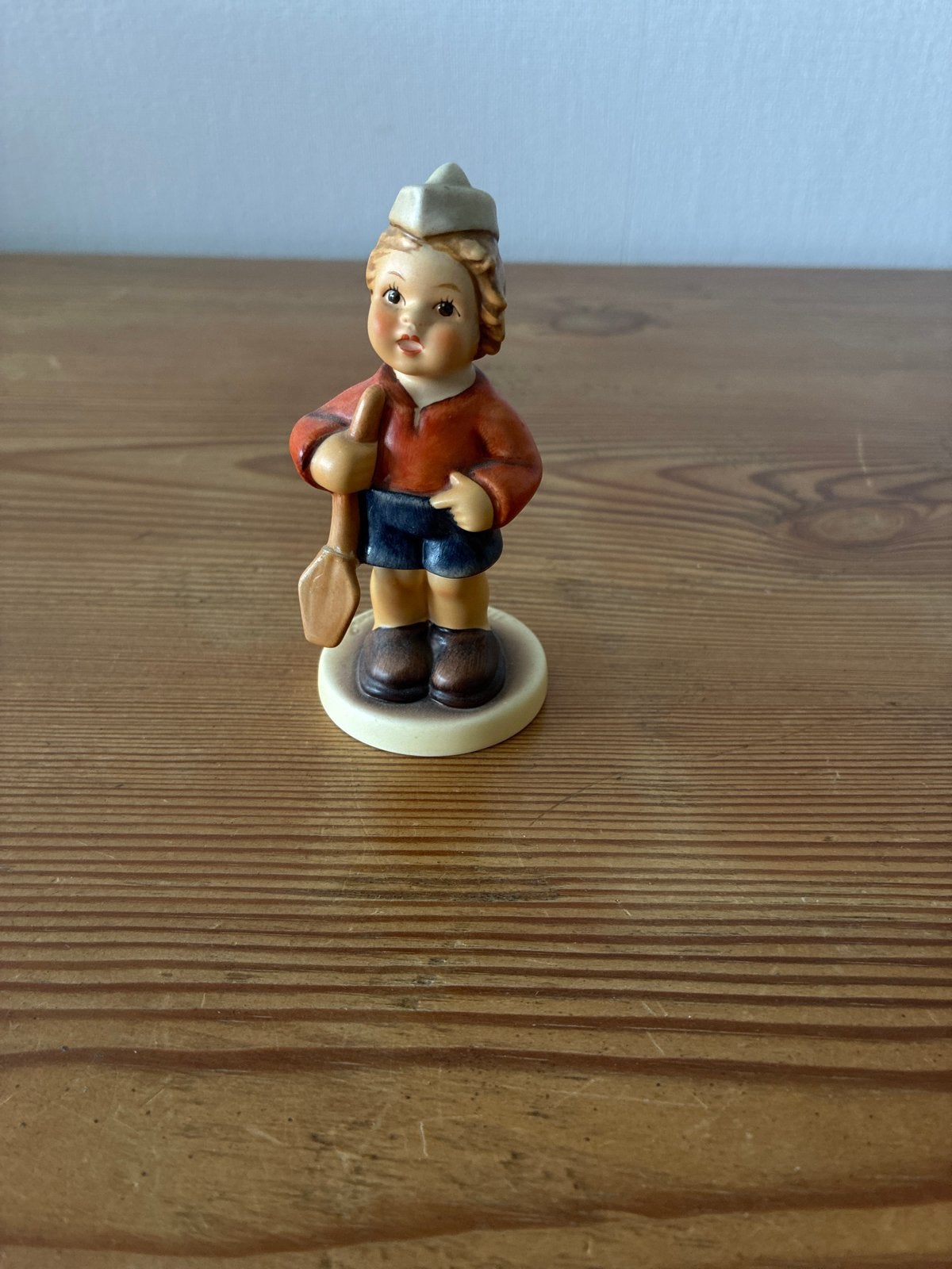 Goebel Hummel beeldje nr. 2148 - Jongen met schep, Verzamelen, Beelden en Beeldjes, Ophalen, Zo goed als nieuw, Hummel