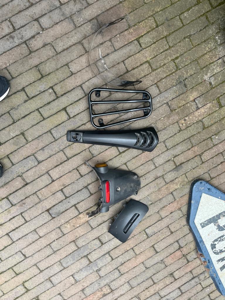 Scooter onderdelen: windscherm, bagagerek, spatbord, kap, Ophalen, Gebruikt, Kap