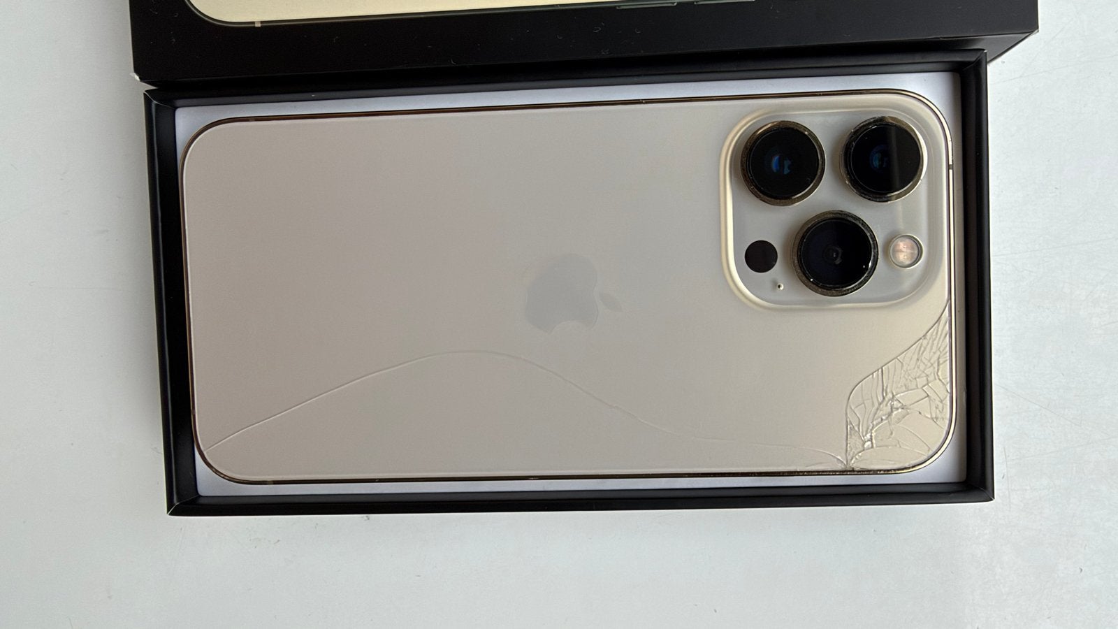 Foto 2 van iPhone 13 Pro 128GB Goud - Achterkant beschadigd