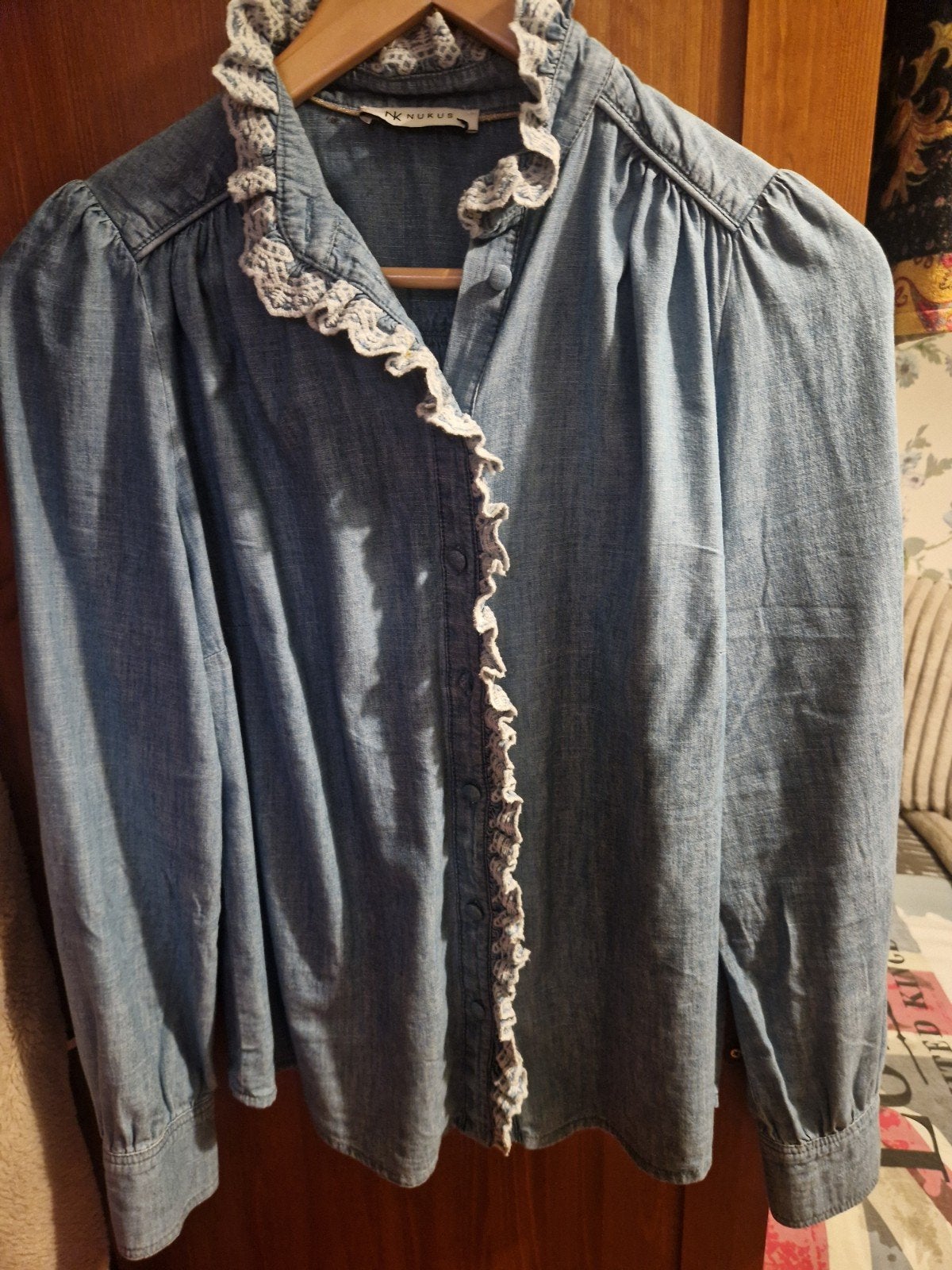 Romantische spijkerblouse met ruches - NK NUKUS, Ophalen of Verzenden, Zo goed als nieuw, Maat 36 (S), Blauw