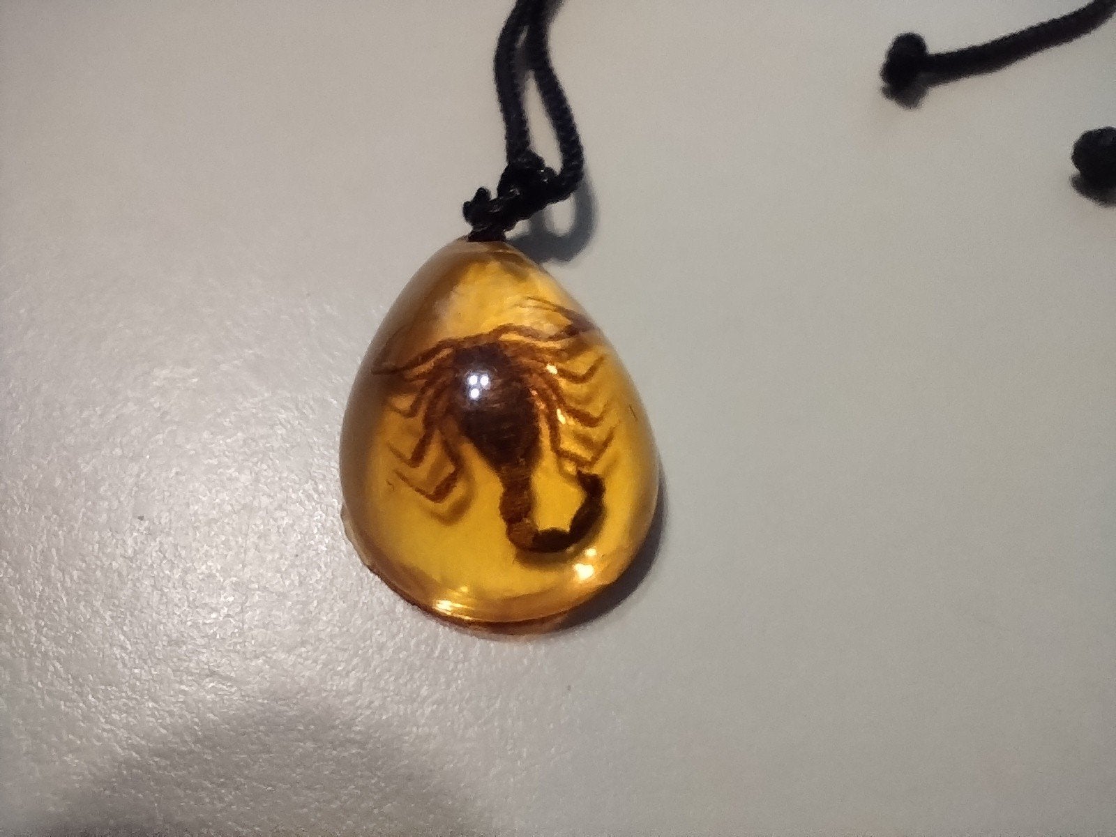 Hanger met Schorpioen in Hars - Uniek Sieraad, Overige materialen, Geel, Nieuw, Ophalen of Verzenden