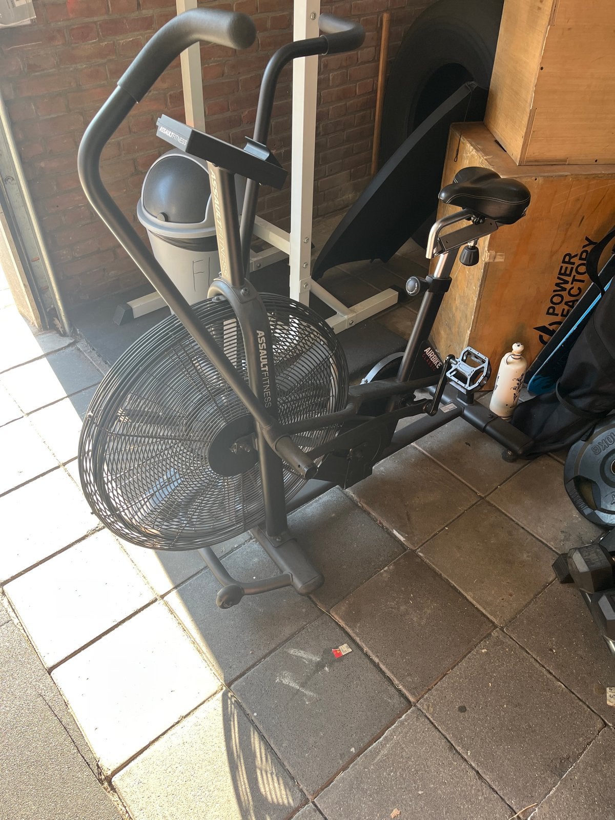 Assault Fitness Airbike - Zo goed als nieuw, Sport en Fitness, Fitnessapparatuur, Ophalen, Armen, Zo goed als nieuw, Airbike