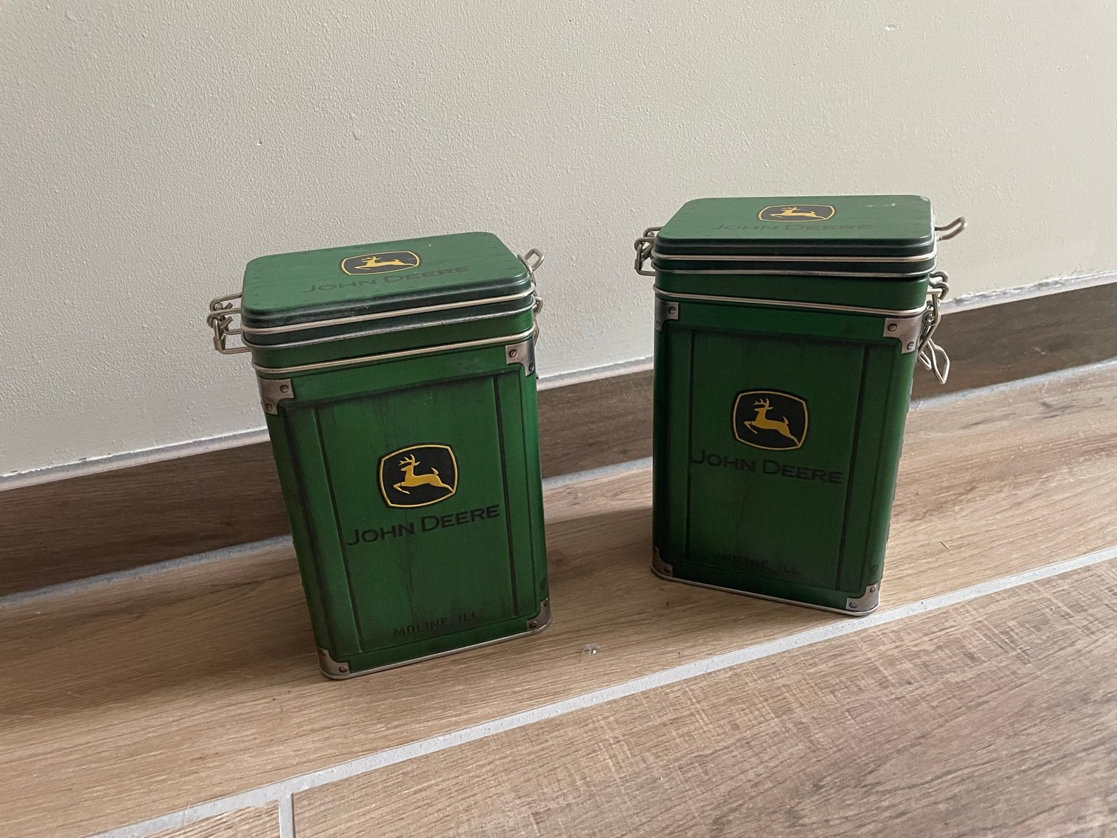 2x John Deere voorraad blikken - zo goed als nieuw, Ophalen of Verzenden, Zo goed als nieuw, Overige, Overige merken