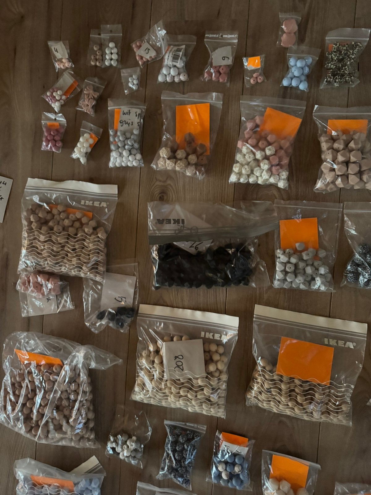 Foto 16 van Mega collectie van 6200+ siliconen kralen te koop
