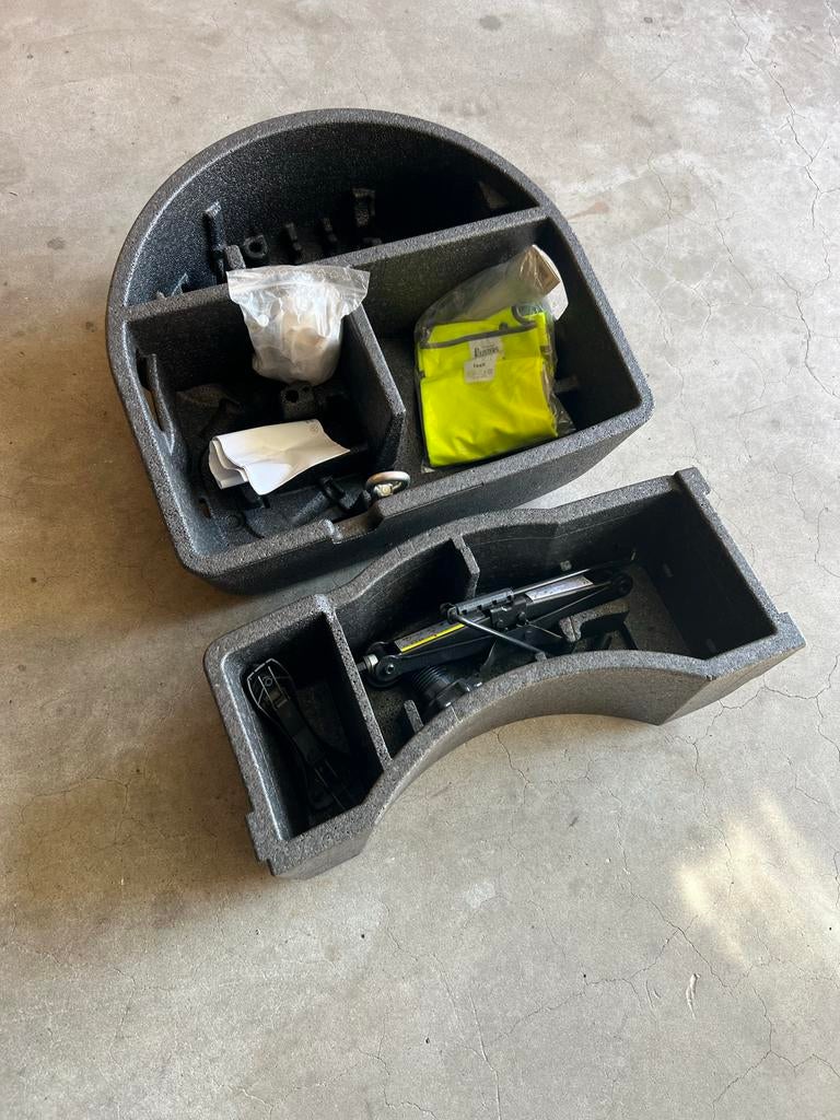 Reservewiel schuimkuip met krik en reparatieset VAG, Ophalen of Verzenden, Zo goed als nieuw, Mechanisch, Schaarkrik