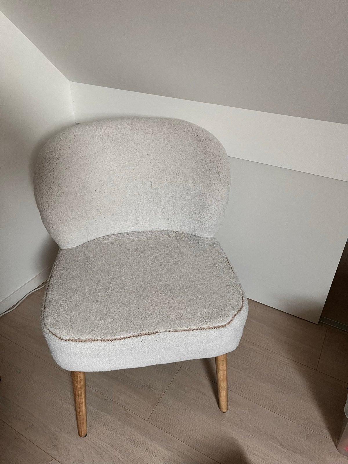 Lichte Bouclé Stoel met Houten Poten, Huis en Inrichting, Wit, Ophalen of Verzenden, Zo goed als nieuw, Eén