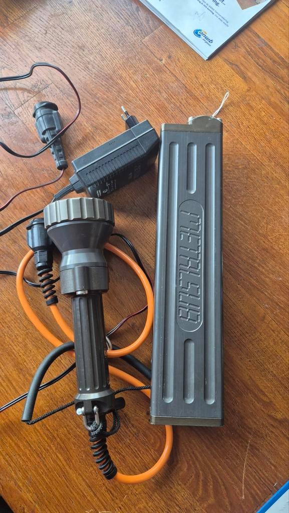 Metalsub duiklamp met oplader en reserve lampje, Ophalen of Verzenden, Duiklamp