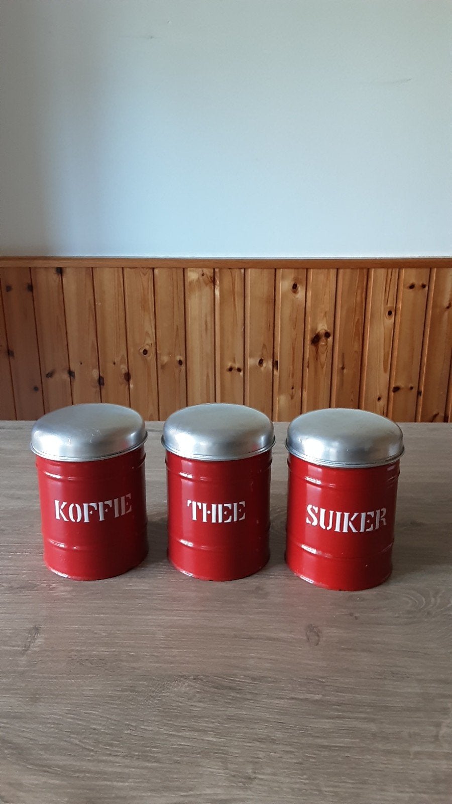 EMAILLE RODE BUSSENSET MET WITTE BLOKLETTERS., Ophalen of Verzenden