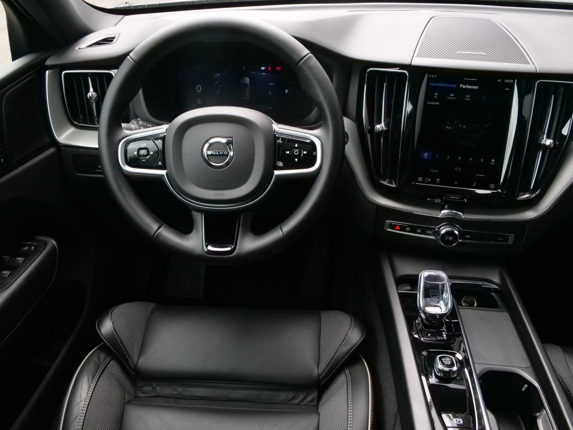 Volvo XC60 2.0 T6 Plug-in hybrid AWD Plus Dark 350 Pk Automa, Automaat, 4 cilinders, 1969 cc, Leder en Stof