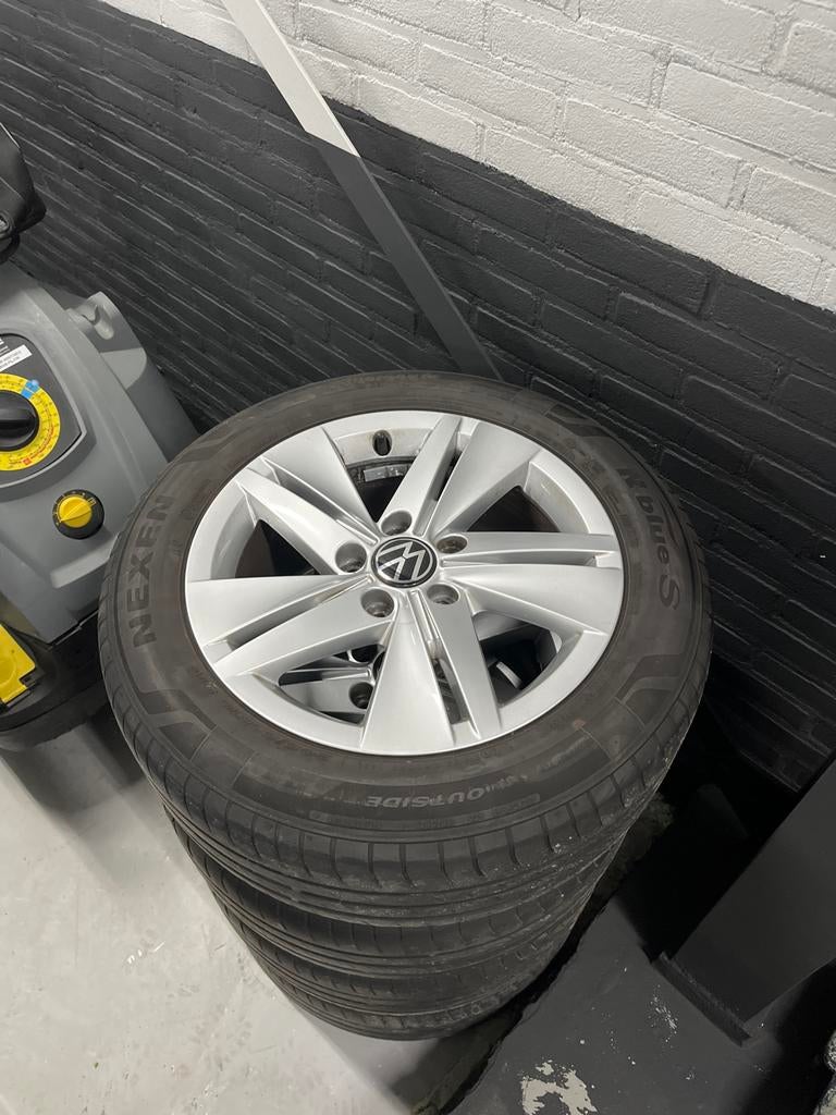VW Golf 8 - 16 inch originele velgen met zomerbanden, Ophalen, Gebruikt, 16 inch, Banden en Velgen