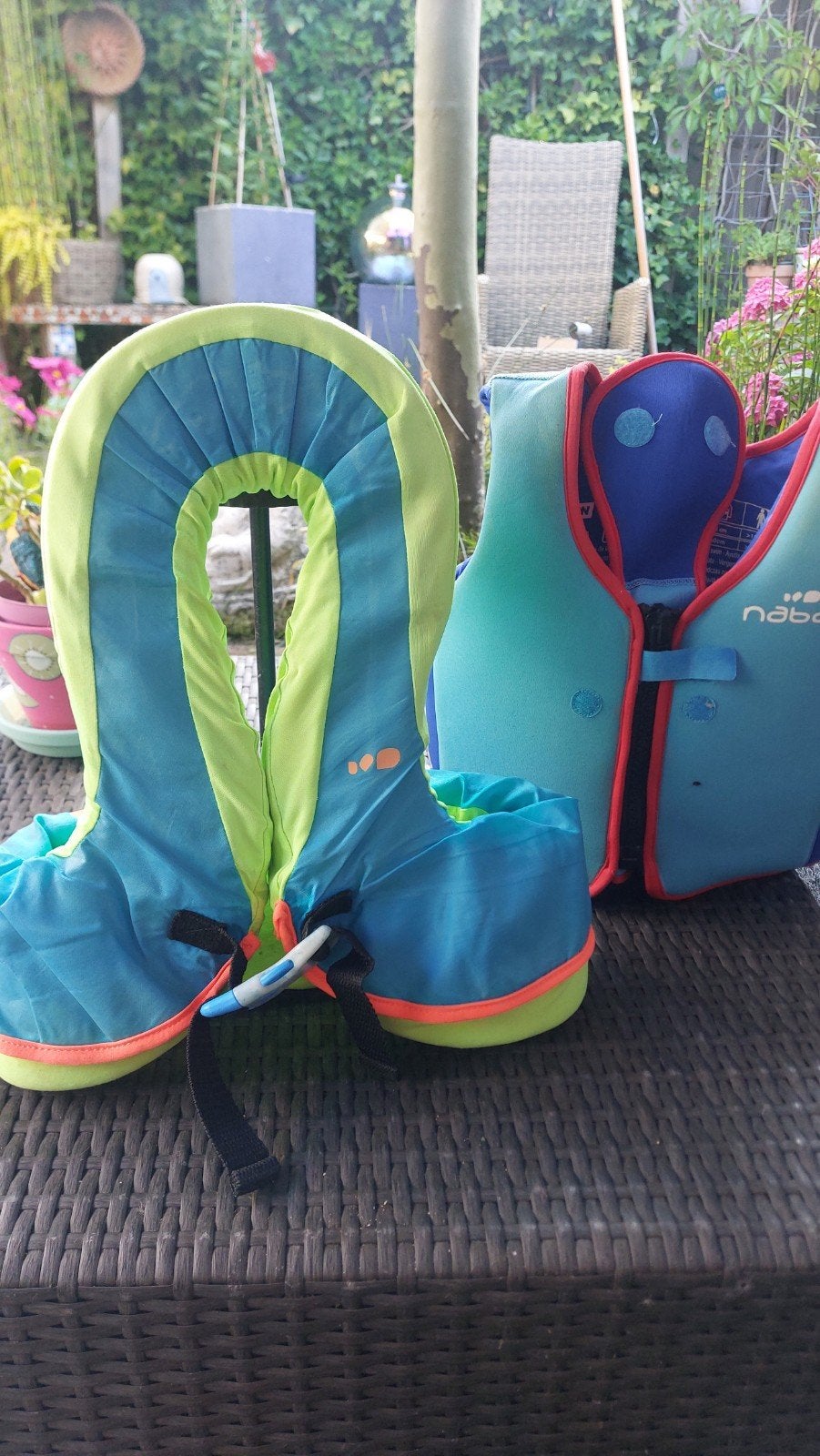 2 kinder zwemvestjes - Nabaiji en onbekend merk, Nabaiji, Gebruikt, Overige maten, Zwem-accessoire