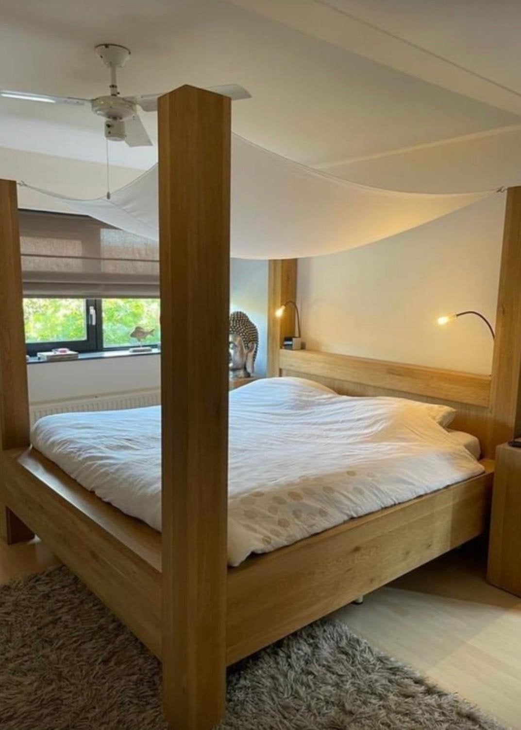 Sfeervol massief houten tweepersoons hemelbed 180 x 200, Ophalen, Bruin, Tweepersoons, Zo goed als nieuw